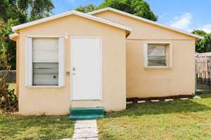 featured image of 725 W 6th St