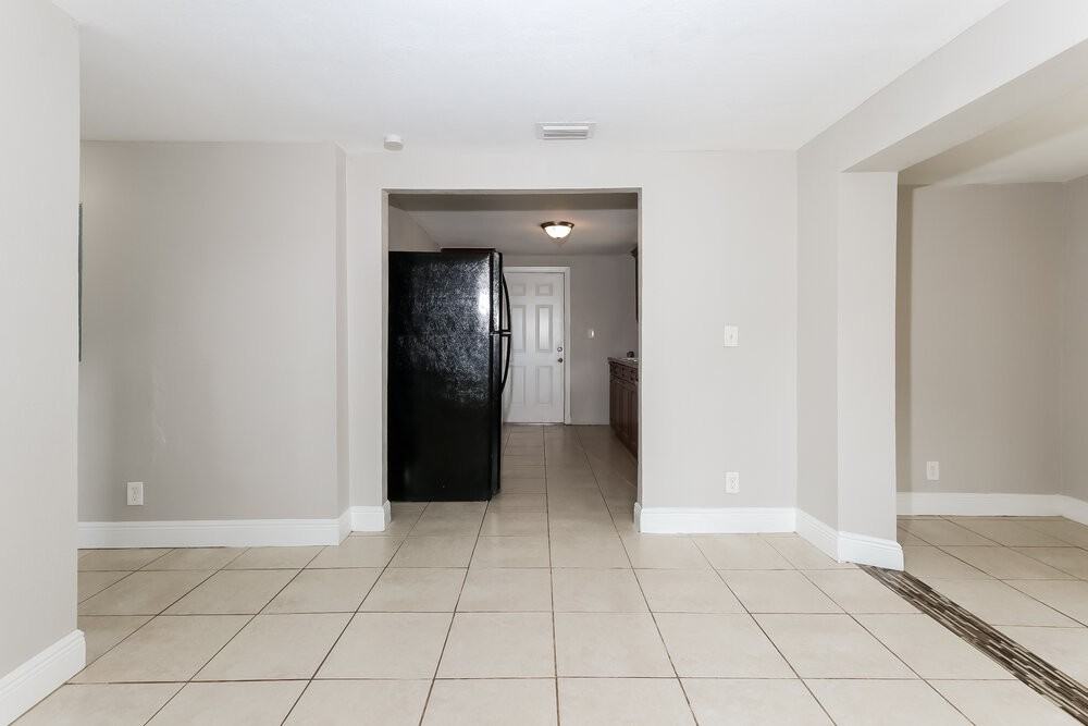 725 W 6th St - Photo 5 of 16