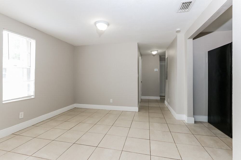 725 W 6th St - Photo 7 of 16
