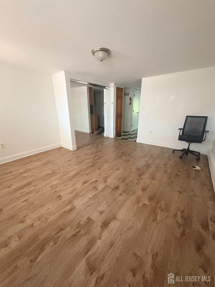 661 Catherine St #1C - Photo 2 of 7