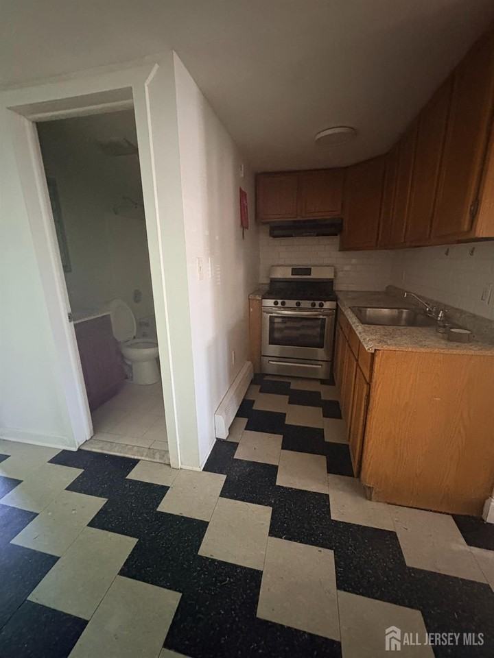 661 Catherine St #1C - Photo 4 of 7