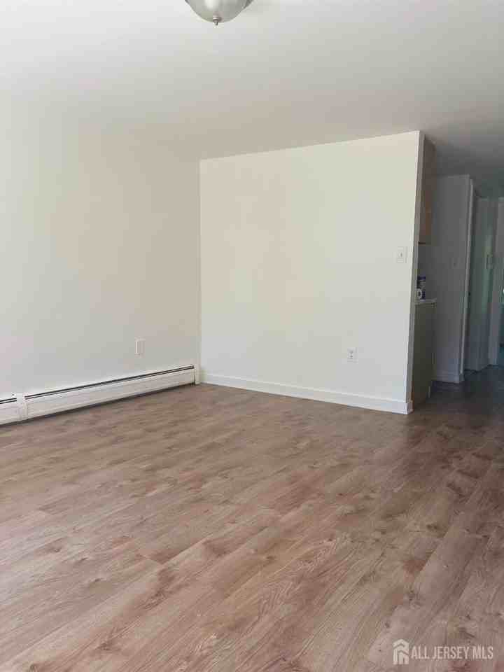 661 Catherine St #1D - Photo 2 of 6