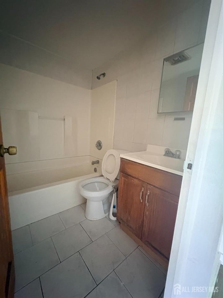 661 Catherine St #1D - Photo 4 of 6