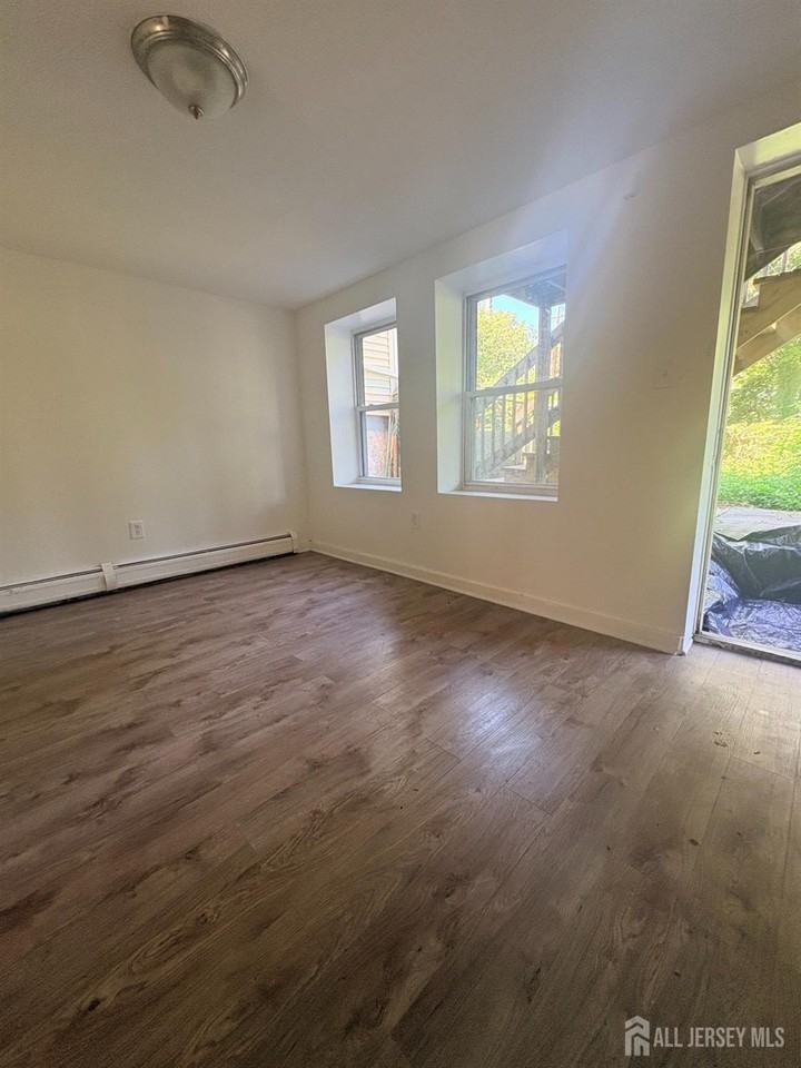 661 Catherine St #1D - Photo 5 of 6