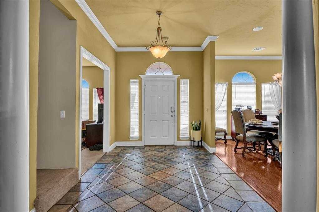 17105 Gladstone Ln - Photo 4 of 44