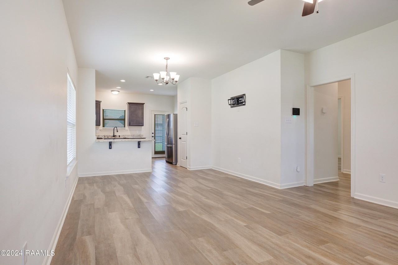 524 Elwick Dr - Photo 3 of 16