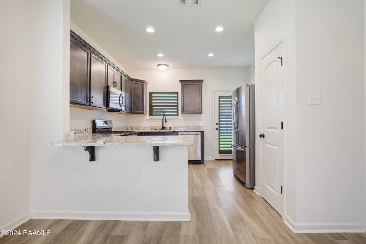 524 Elwick Dr - Photo 5 of 16