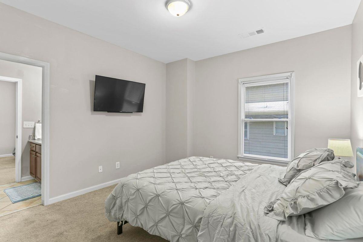 687 Windsor St Sw - Photo 5 of 30