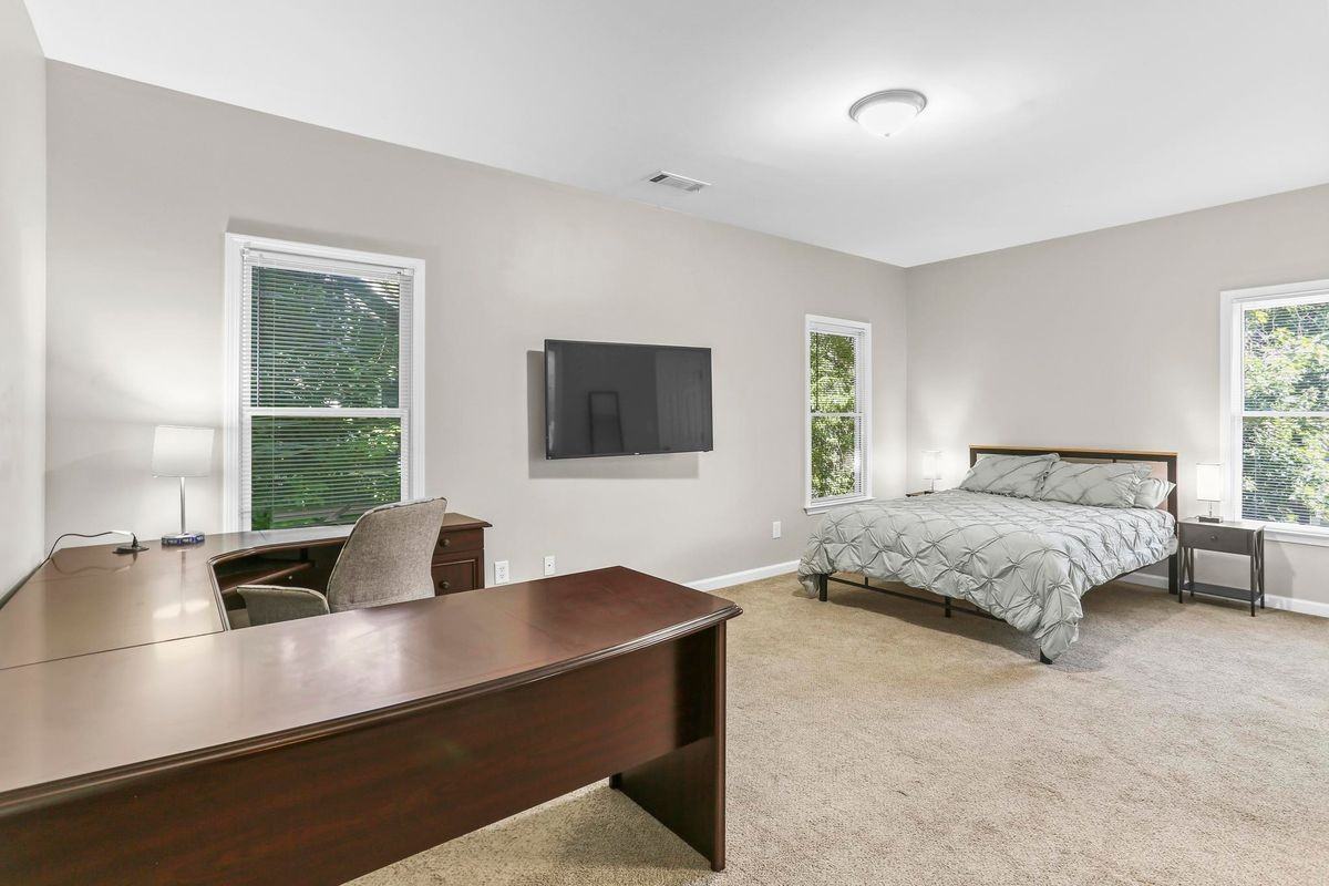 687 Windsor St Sw - Photo 6 of 30