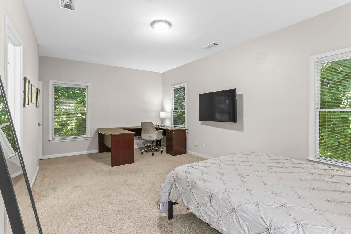 687 Windsor St Sw - Photo 7 of 30
