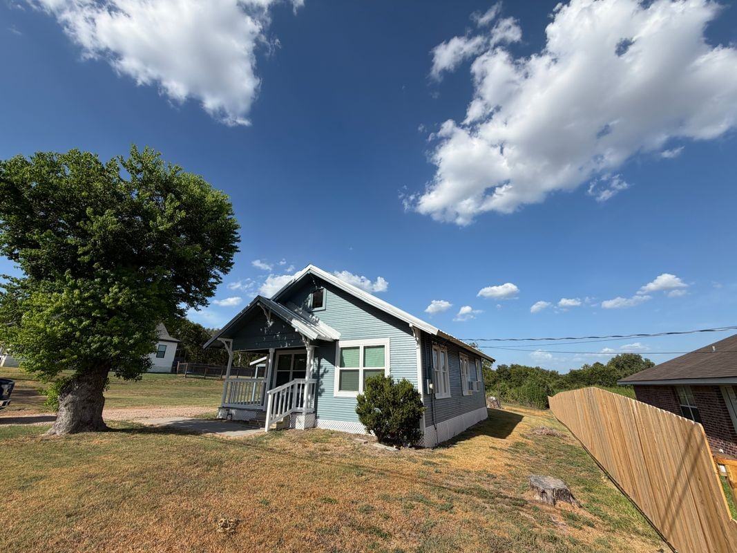 700 Burleson St - Photo 2 of 8