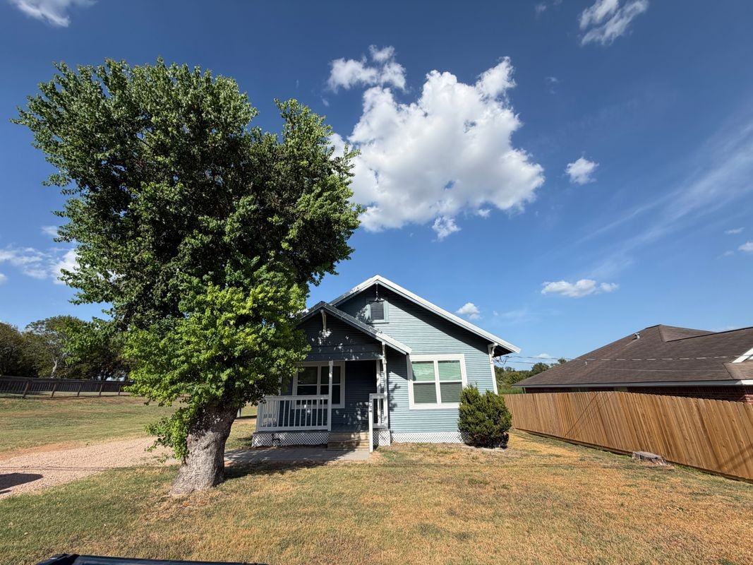 700 Burleson St - Photo 3 of 8