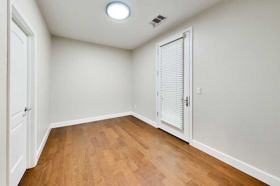 485 Chagall St - Photo 5 of 33