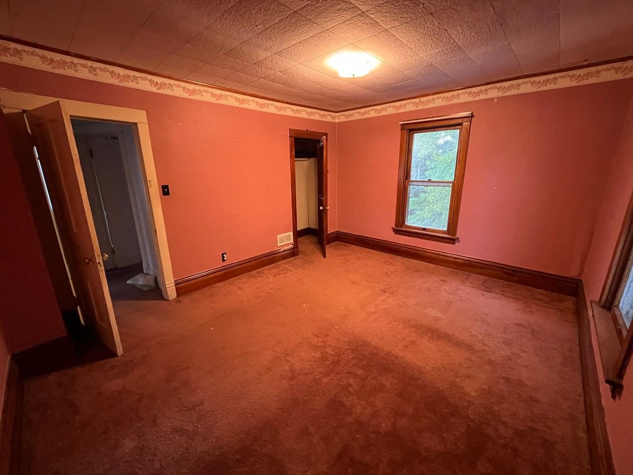 380 S Chestnut St - Photo 4 of 13