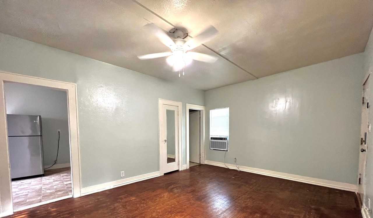 616 1/2 W Lee Ave - Photo 3 of 5
