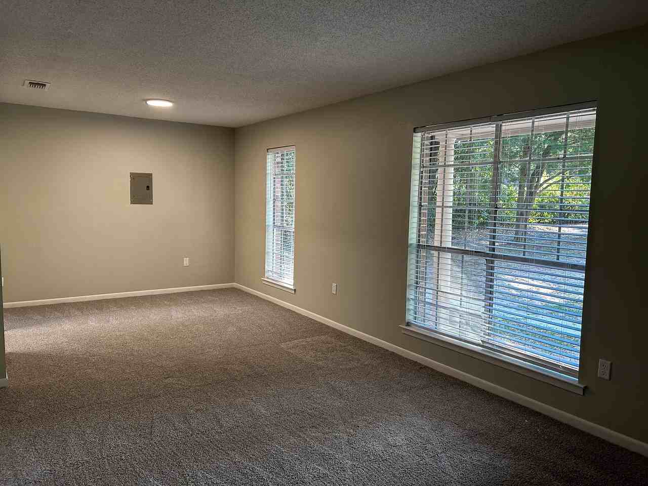 1716 Northview Dr - Photo 4 of 19