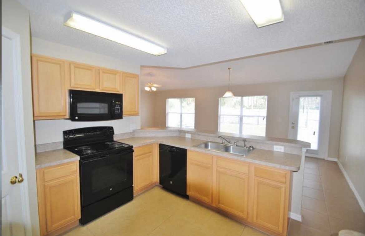 418 Saragassa Ave Sw - Photo 4 of 10