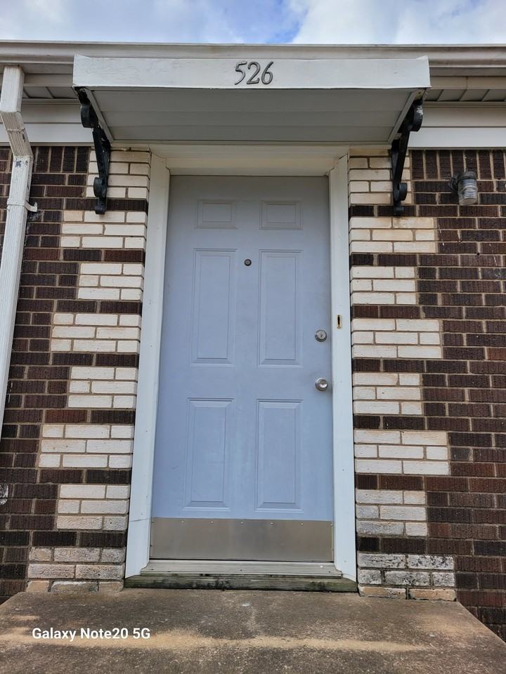 526 E Harmon Dr - Photo 2 of 14