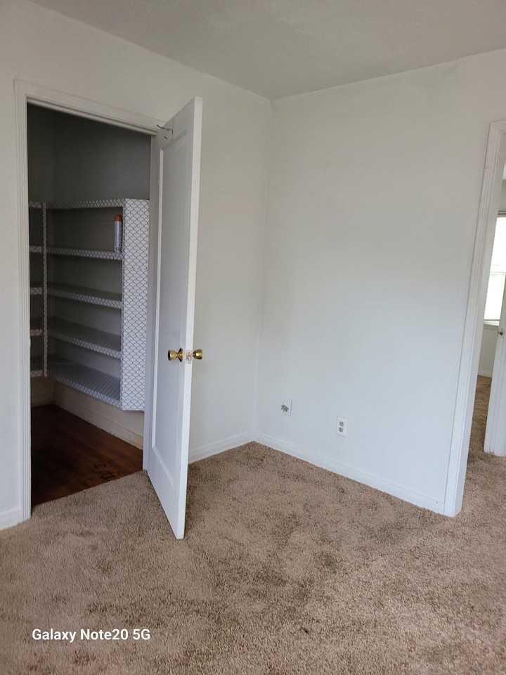 526 E Harmon Dr - Photo 4 of 14