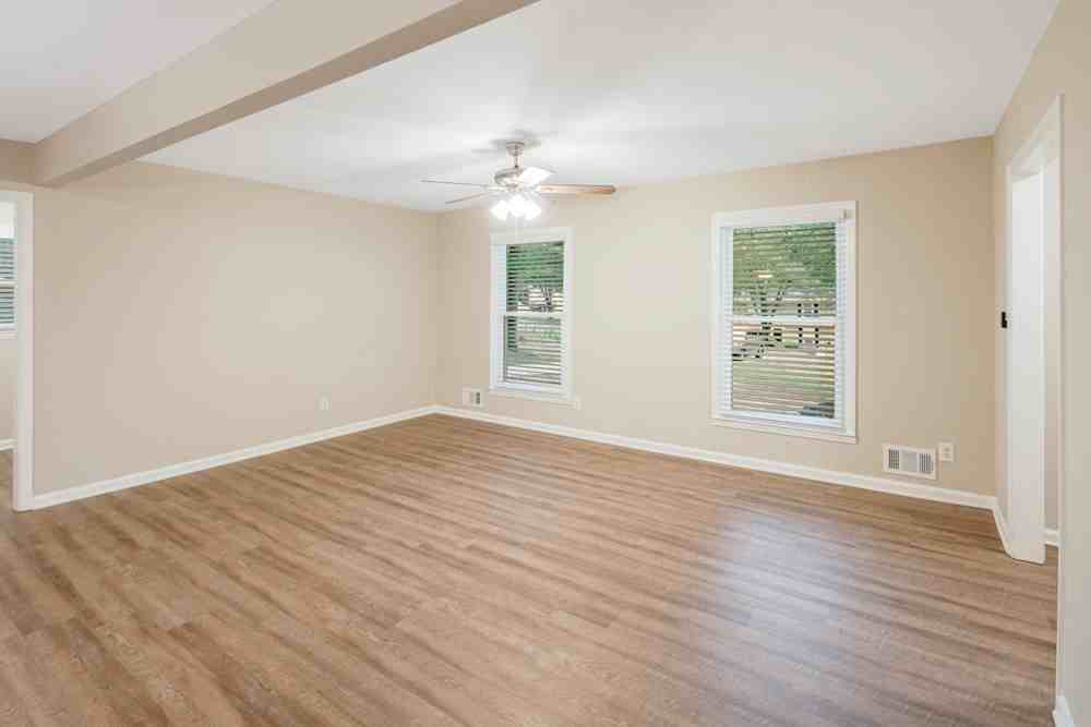 3915 Amsbury Rd - Photo 2 of 9
