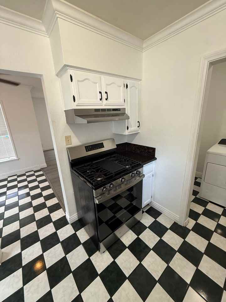 242 E Del Amo Blvd - Photo 5 of 13