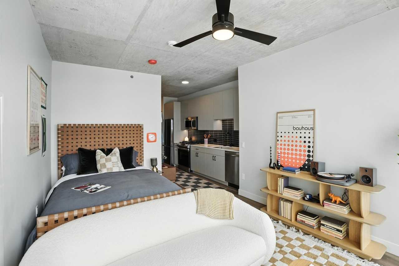 1119 W Carroll Ave - Photo 3 of 19