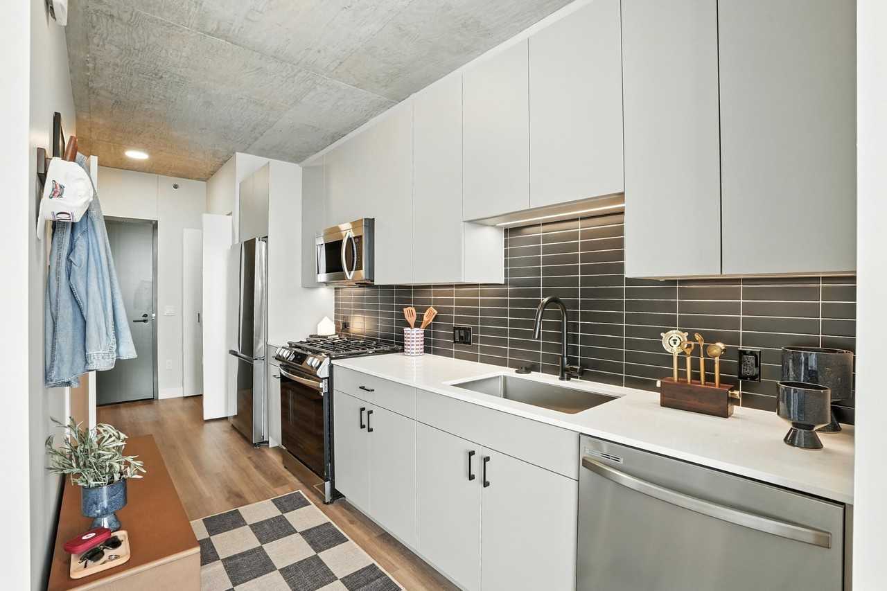 1119 W Carroll Ave - Photo 4 of 19