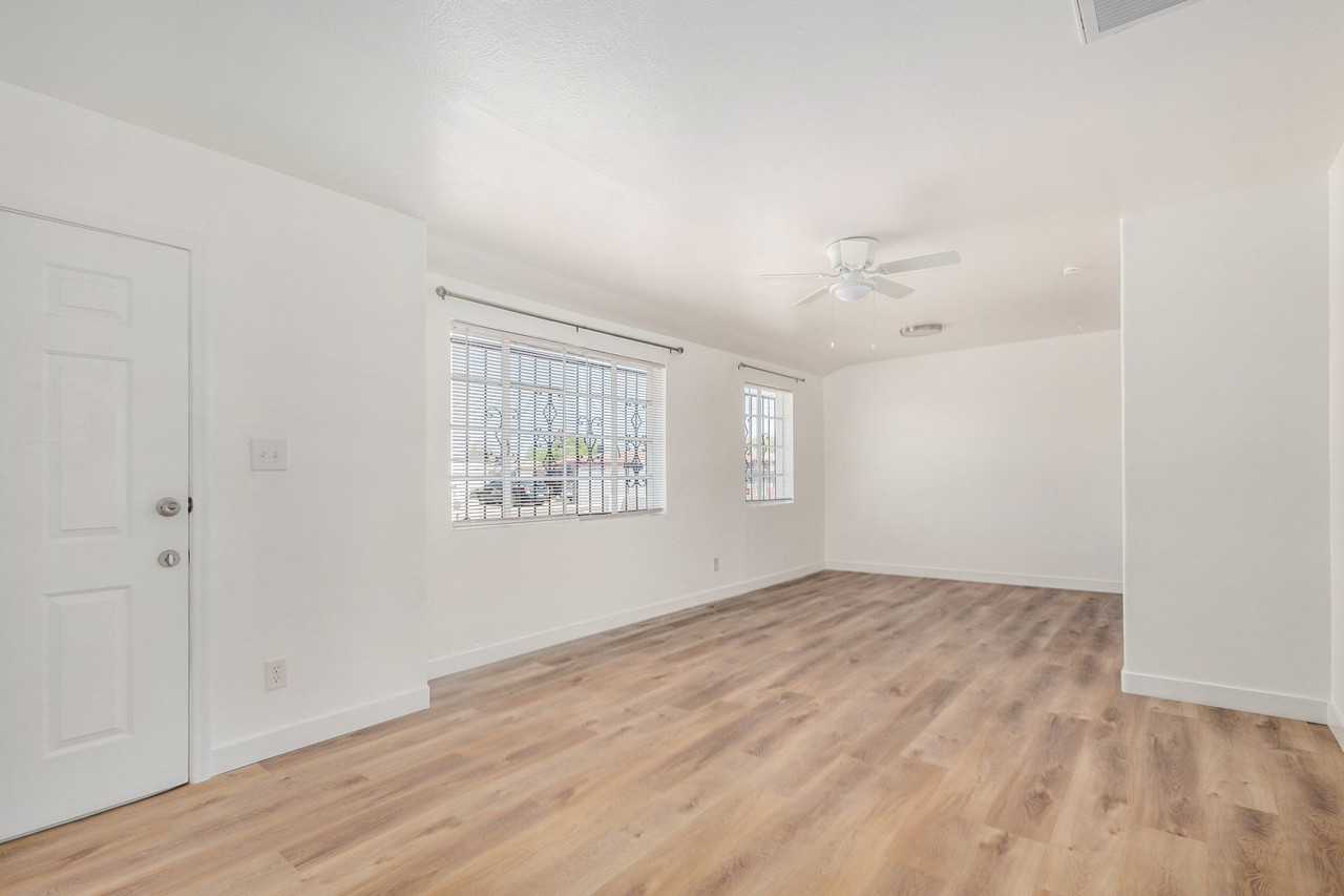5446 S 17th Pl - Photo 3 of 11