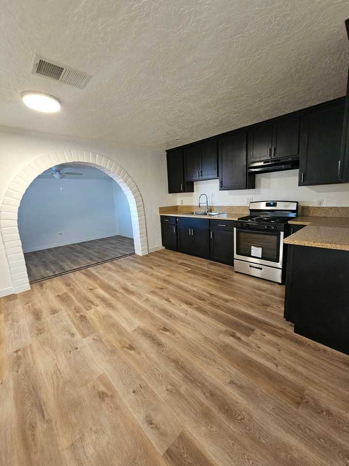 5446 S 17th Pl - Photo 5 of 11