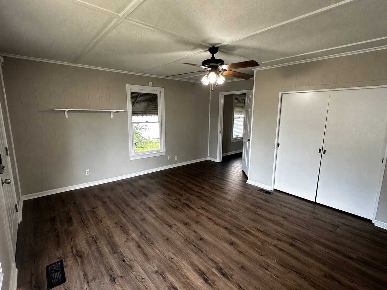 1120 Ekin Ave - Photo 3 of 18