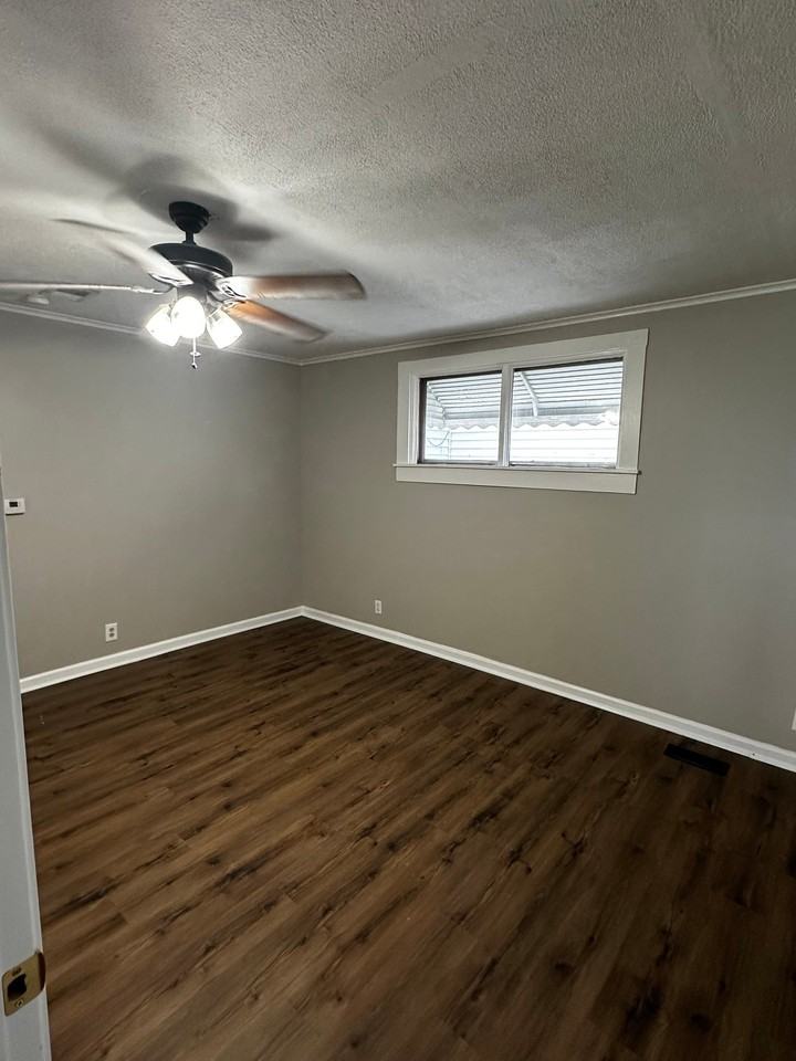 1120 Ekin Ave - Photo 6 of 18