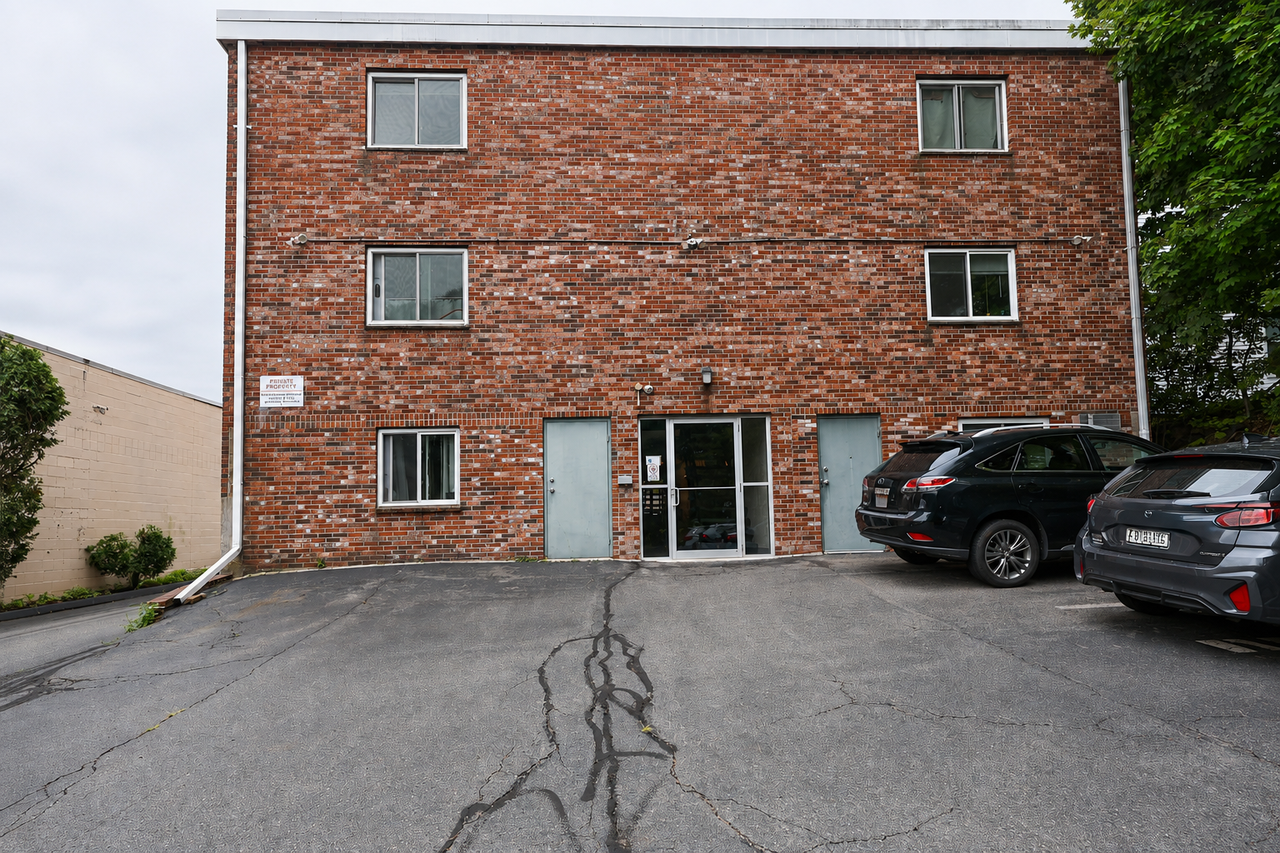 211 Quincy Ave - Photo 4 of 9