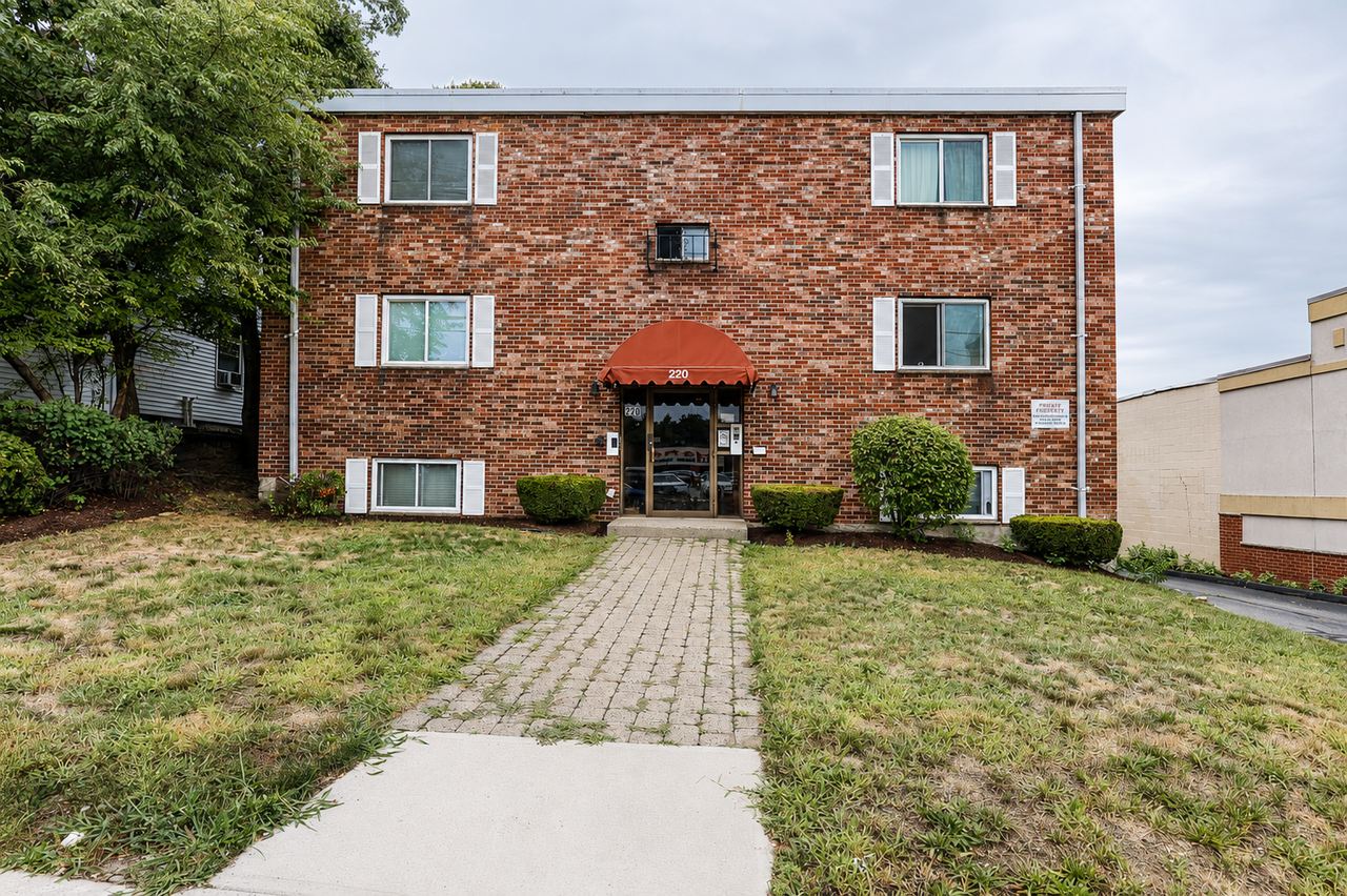 211 Quincy Ave - Photo 5 of 9