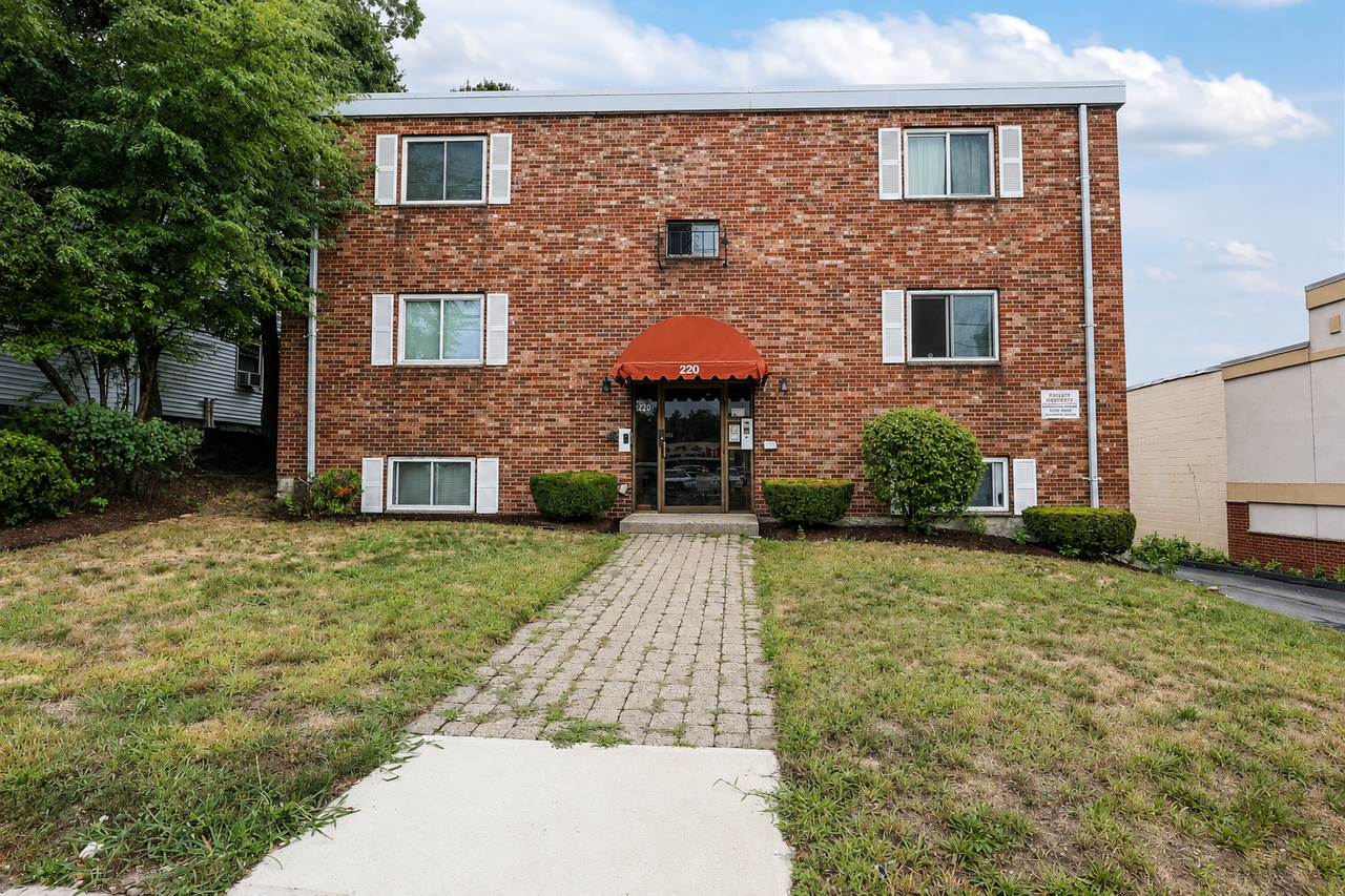 211 Quincy Ave - Photo 6 of 9
