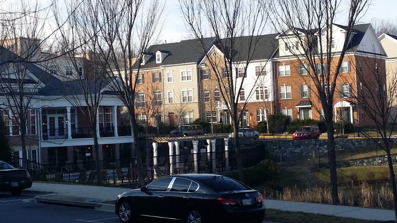 521 Spectator Ave - Photo 3 of 14