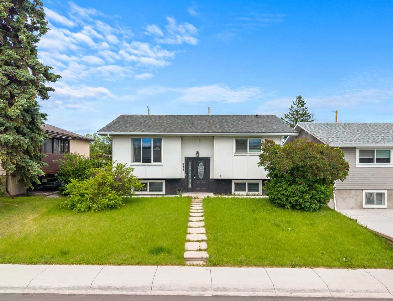 424 Penbrooke Cres Se - Photo 2 of 22