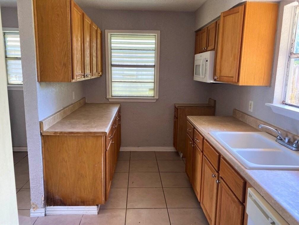 1233 Baywood Ln - Photo 3 of 11