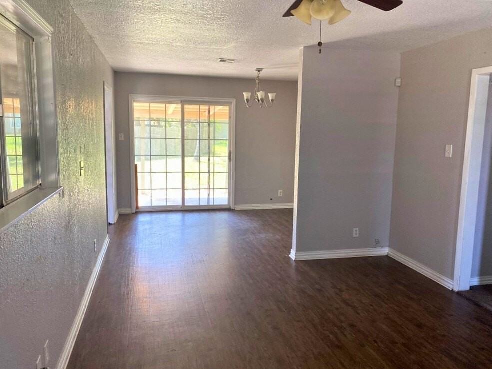 1233 Baywood Ln - Photo 4 of 11