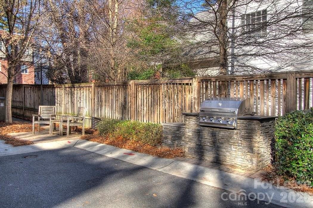 100 N Laurel Ave - Photo 5 of 16