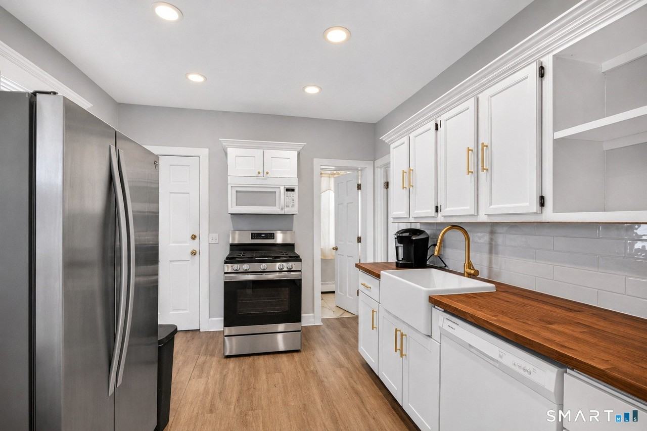 380 Gurdon St - Photo 2 of 9