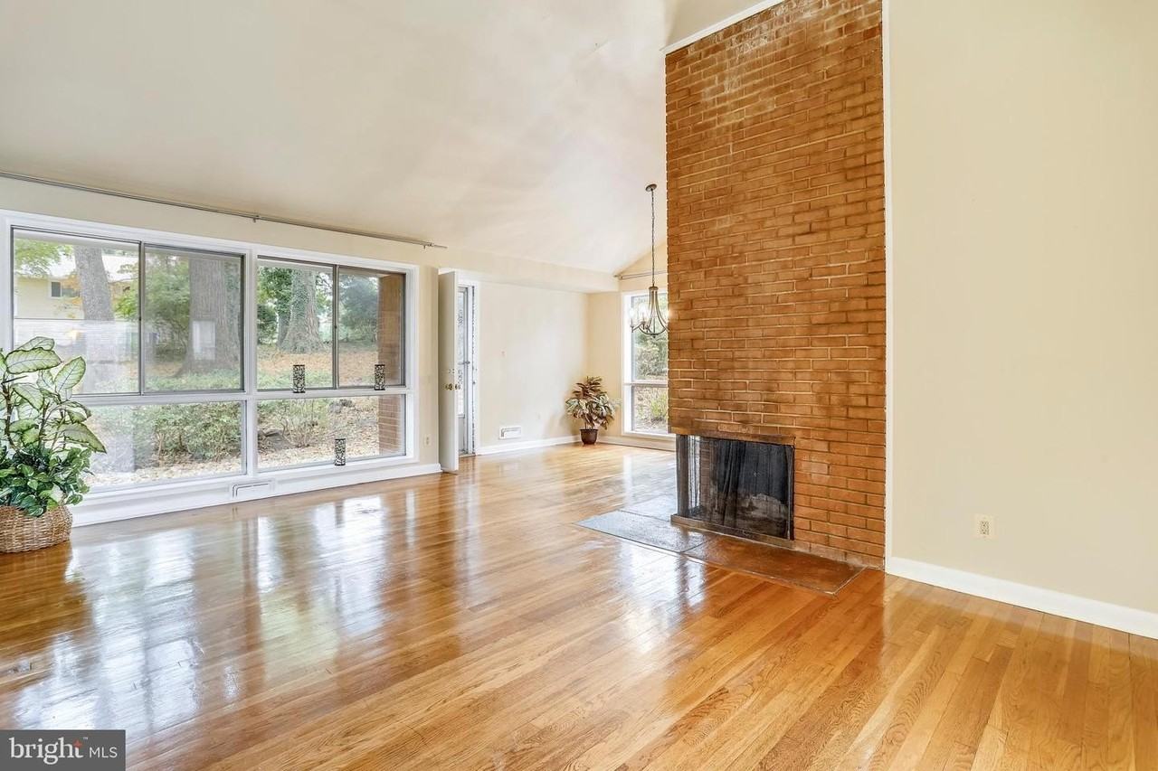 6048 Rossmore Dr - Photo 3 of 27