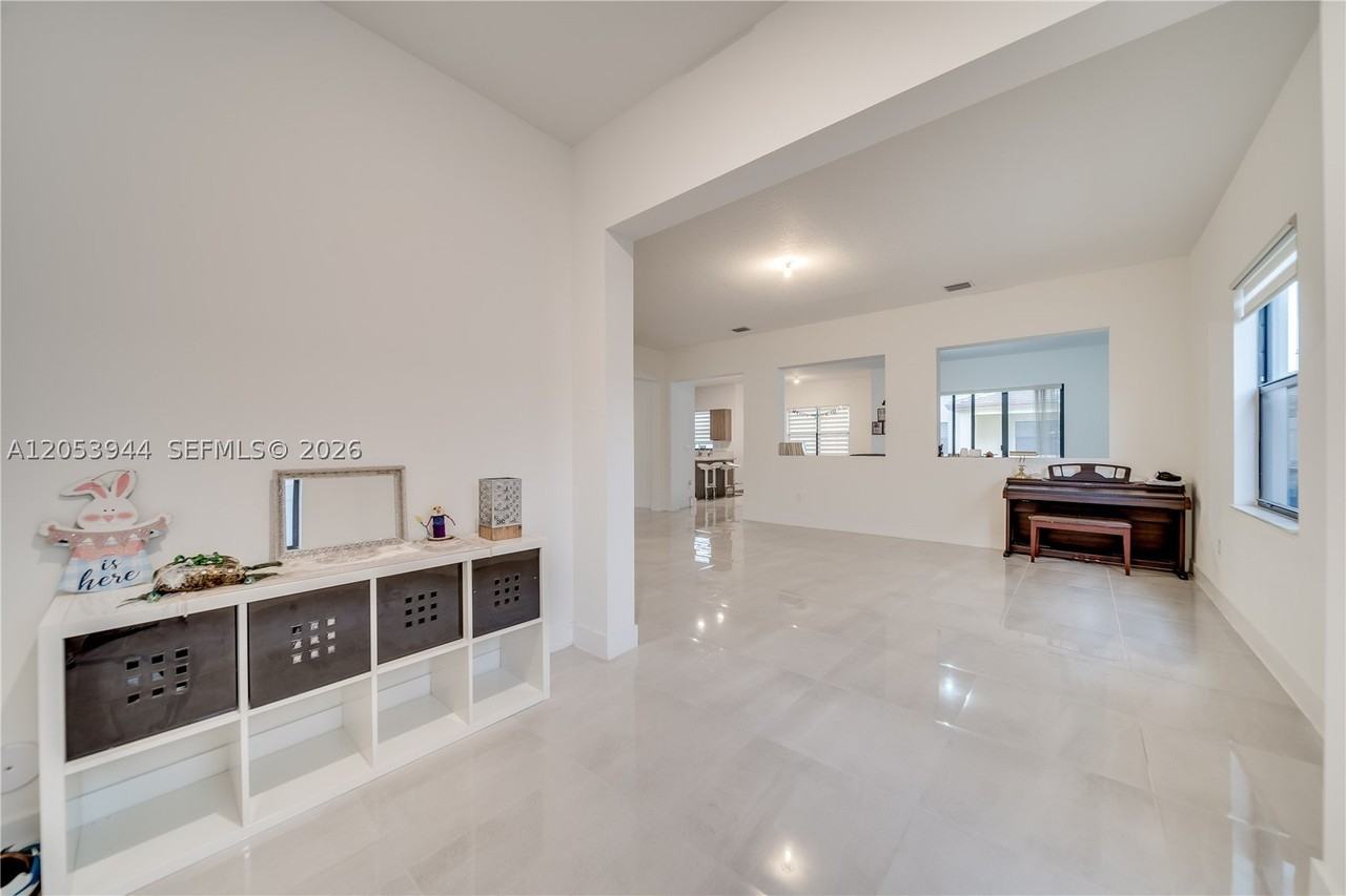4416 Sw 174th Ave - Photo 4 of 50