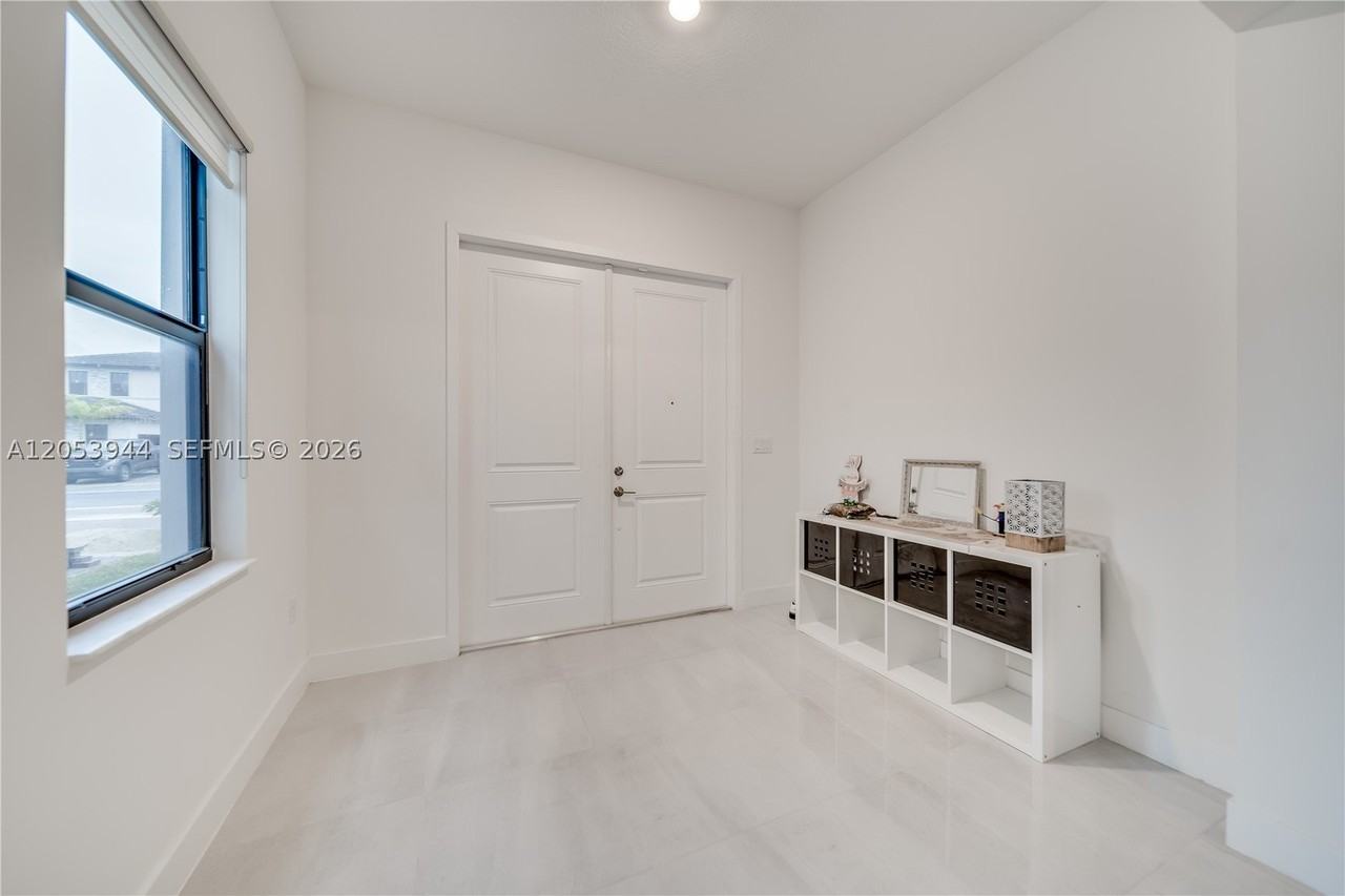4416 Sw 174th Ave - Photo 5 of 50