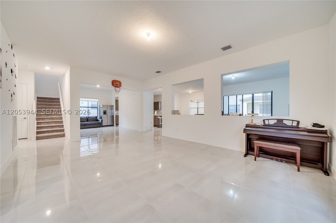 4416 Sw 174th Ave - Photo 6 of 50