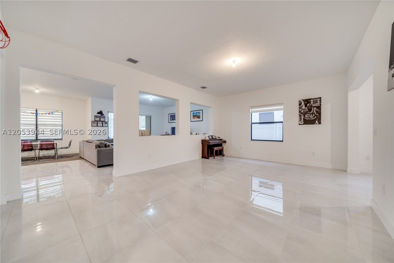 4416 Sw 174th Ave - Photo 7 of 50