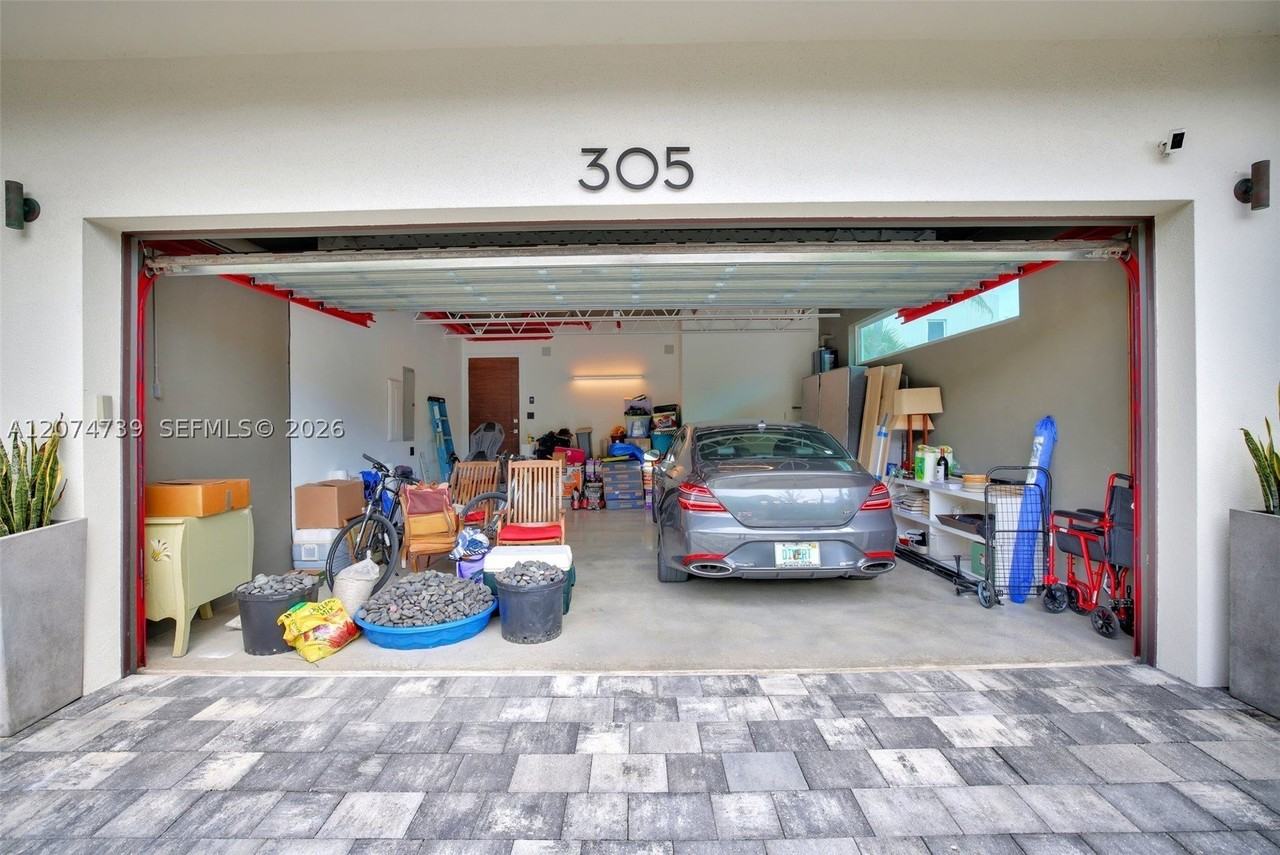 305 Oak St - Photo 4 of 50