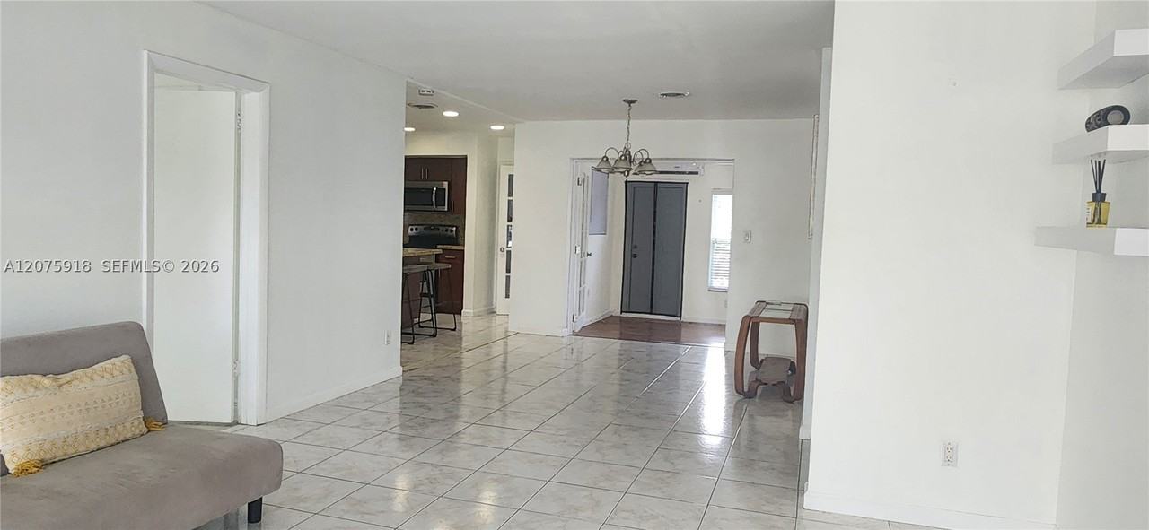 3345 Hayes St - Photo 5 of 24