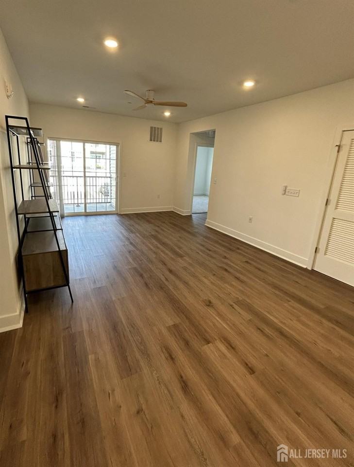 29212 Radford Ct - Photo 3 of 8