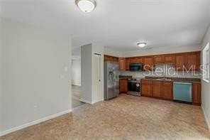 924 Poplar Dr - Photo 5 of 18