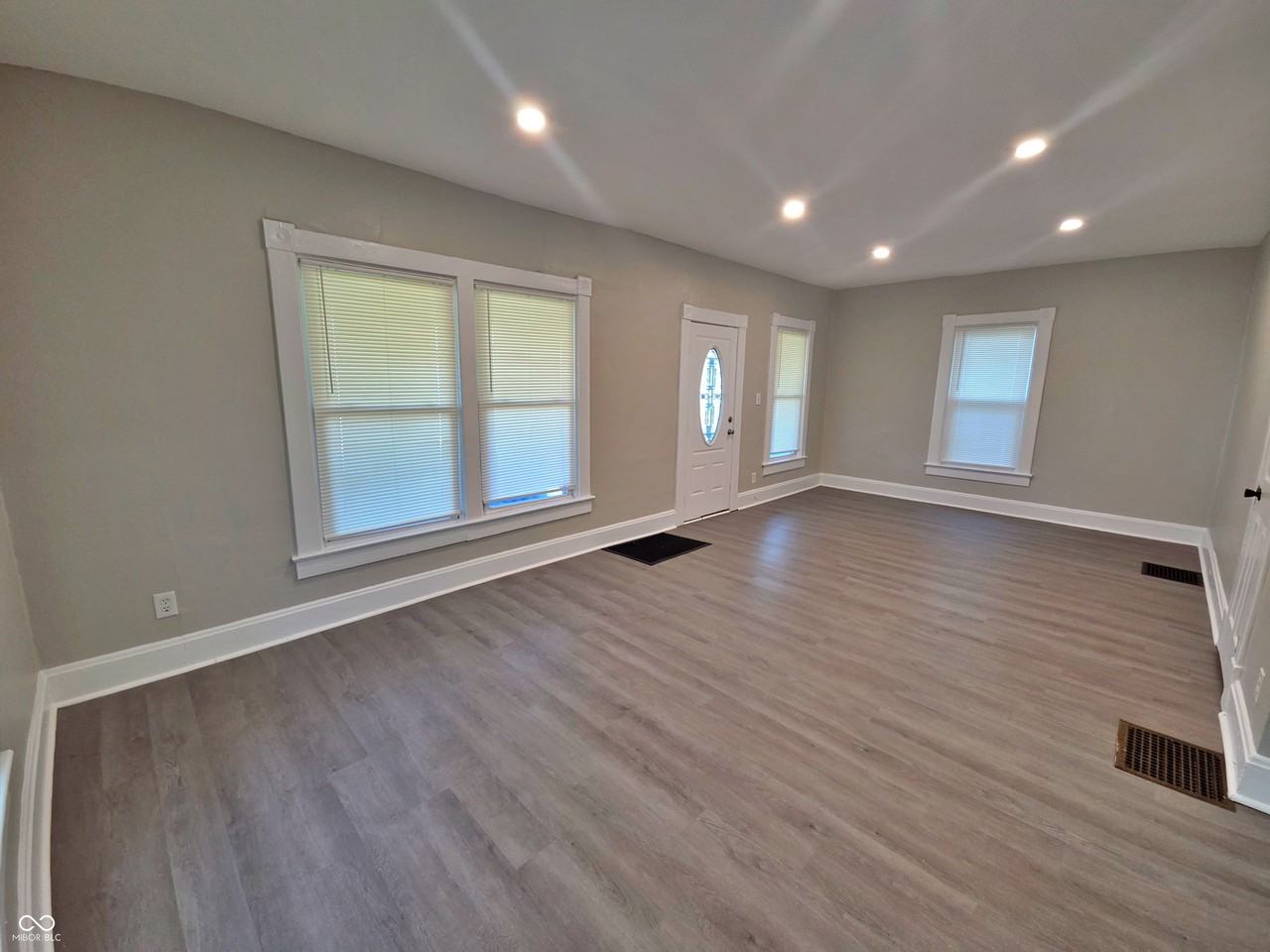 351 Congress Ave - Photo 5 of 25